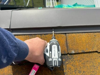 藤沢市H様邸屋根棟板金劣化箇所板金用ビスに交換しました！