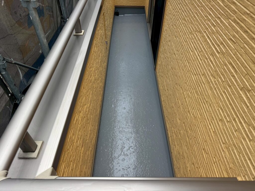 茅ヶ崎市K様邸ベランダ防水TOPコート工事！
