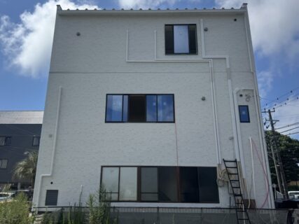 平塚:窯業サイディングカバー工法工事が完了いたしました!